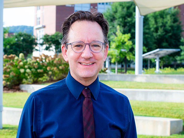 Dr. Stefan Kertesz Named 2025 Bucksbaum-Siegler Clinical Excellence Award Honoree