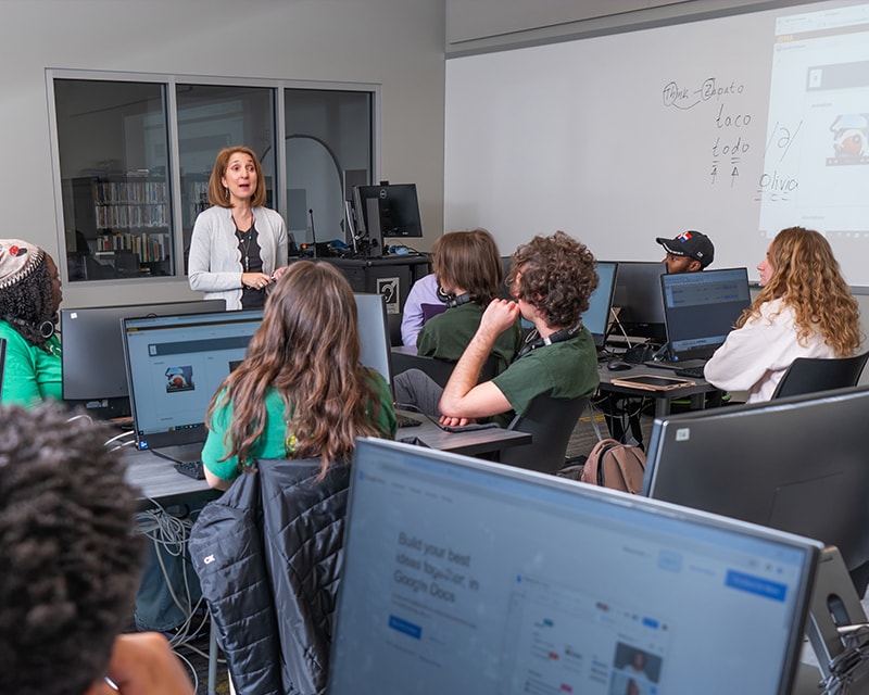 Students listening to a professor in the compujter lab. 0