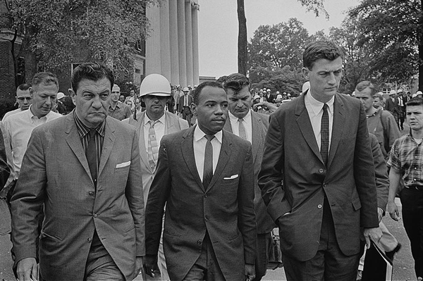 James Meredith walking to class accompanied by US marshals. Image courtesy of the US Library of Congress.  