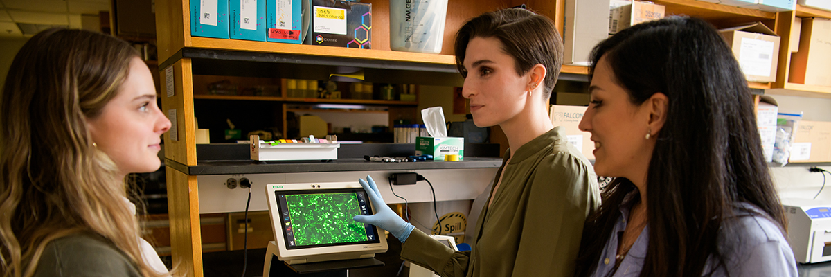 photo of students in Lennemann's lab