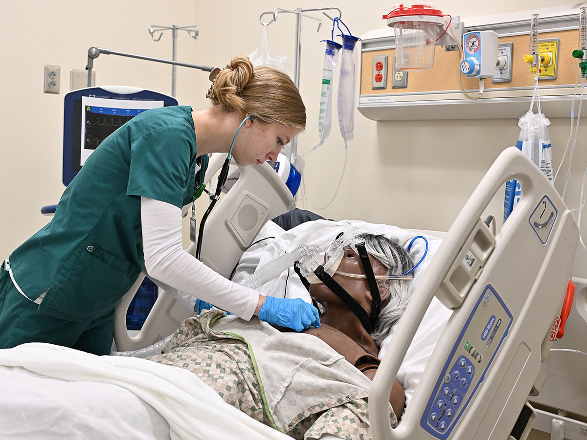 Nurse practicing in an anesthesia simulation