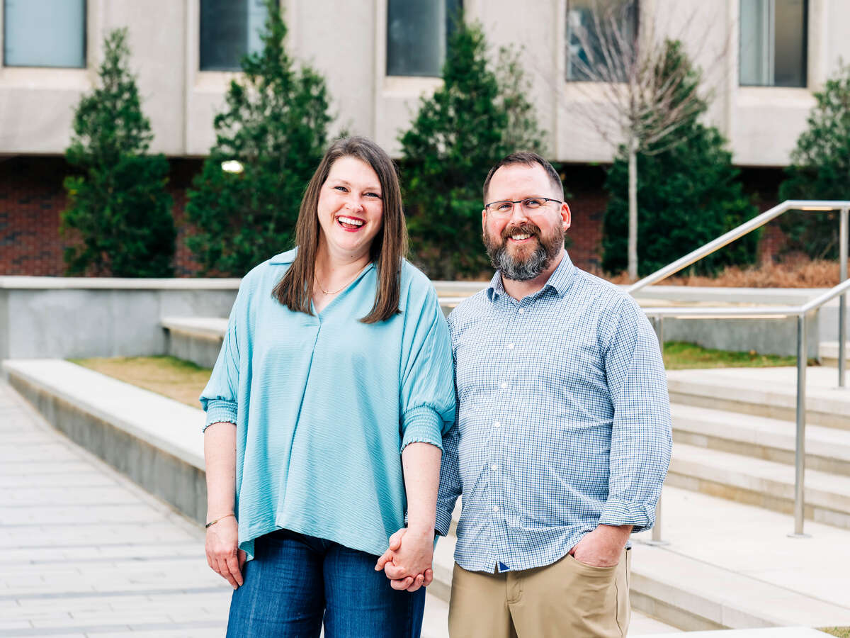Outdoor portrait of Kyle and Shannon Kline, husband and wife living kidney donation.