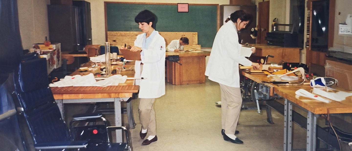 Two women in a lab in 1995.