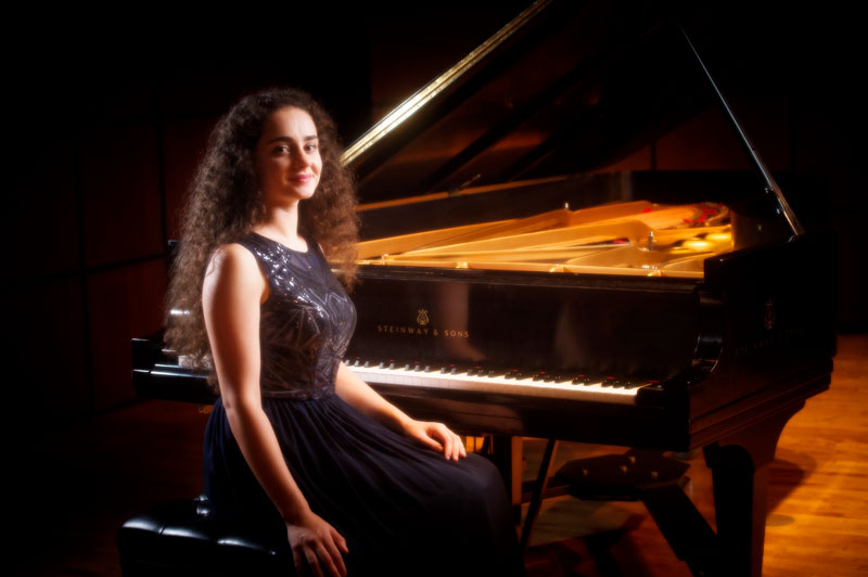 Photo of Sasha Kasman at piano